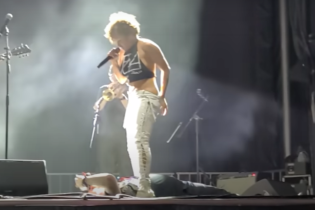 V&Iacute;DEO: Vocalista faz xixi no rosto de f&atilde; em show e banda pede desculpa |  Cultura | O Liberal