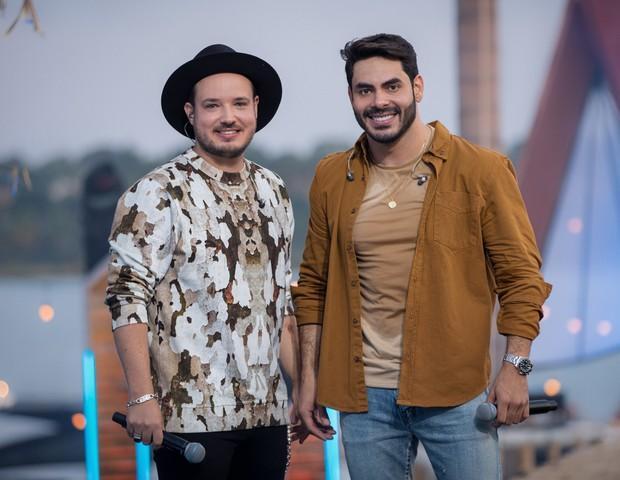 Cantor sertanejo sofre acidente em estrada após cavalo invadir pista
