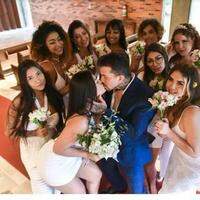 Modelo brasileiro se casa com nove mulheres em São Paulo