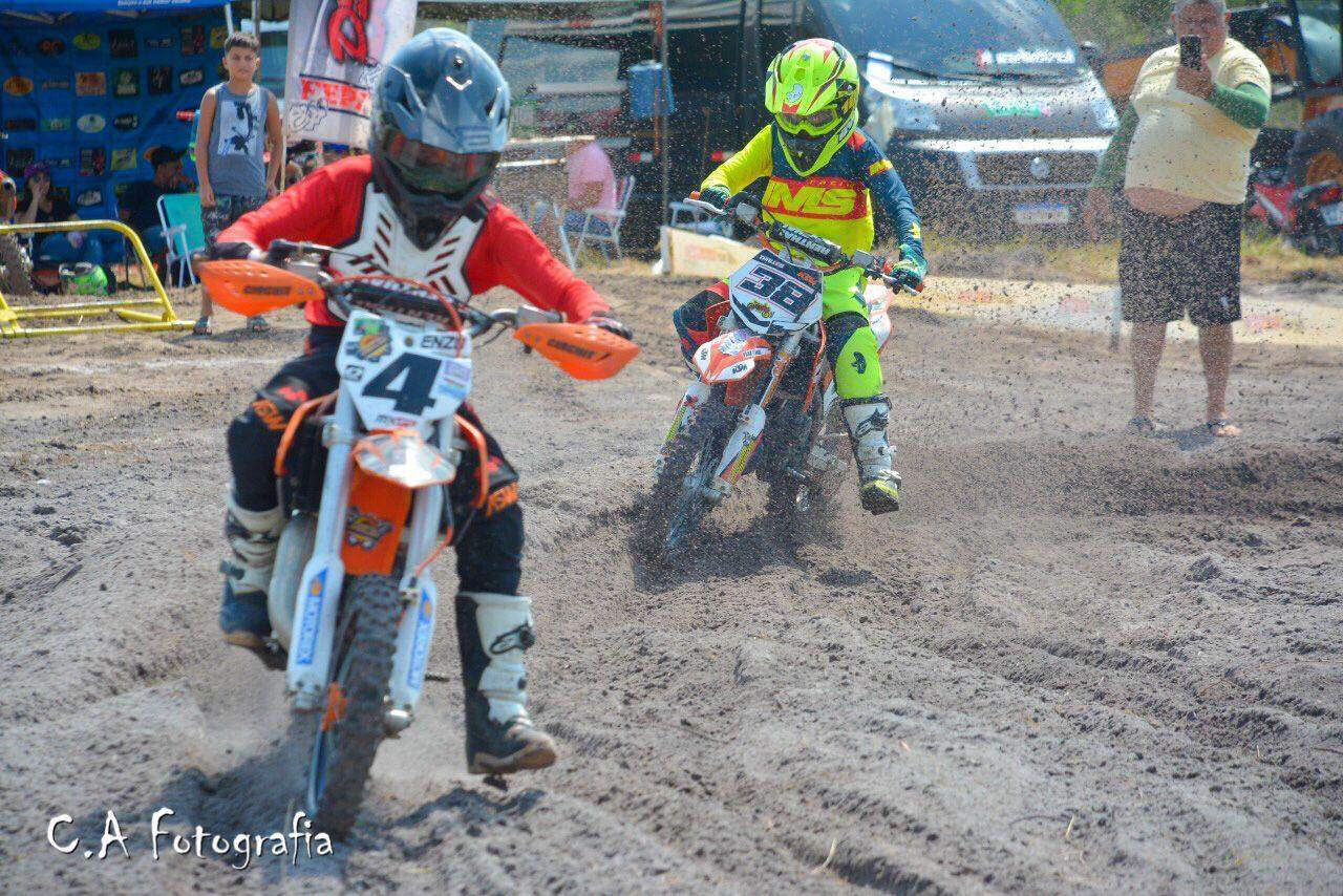 Pequeno Garoto Correndo Em Sua Competição Motocross Fora Da