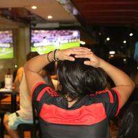 Torcedora acompanha derrota do Flamengo na Libertadores