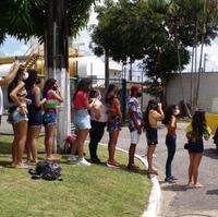 Fãs da Anitta aguardam no Aeroporto Internacional de Belém