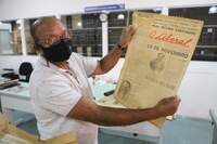 Ranulfo Fiigueiredo, há 22 anos, auxilia visitantes do Centur a localizar arquivos do jornal O Liberal
