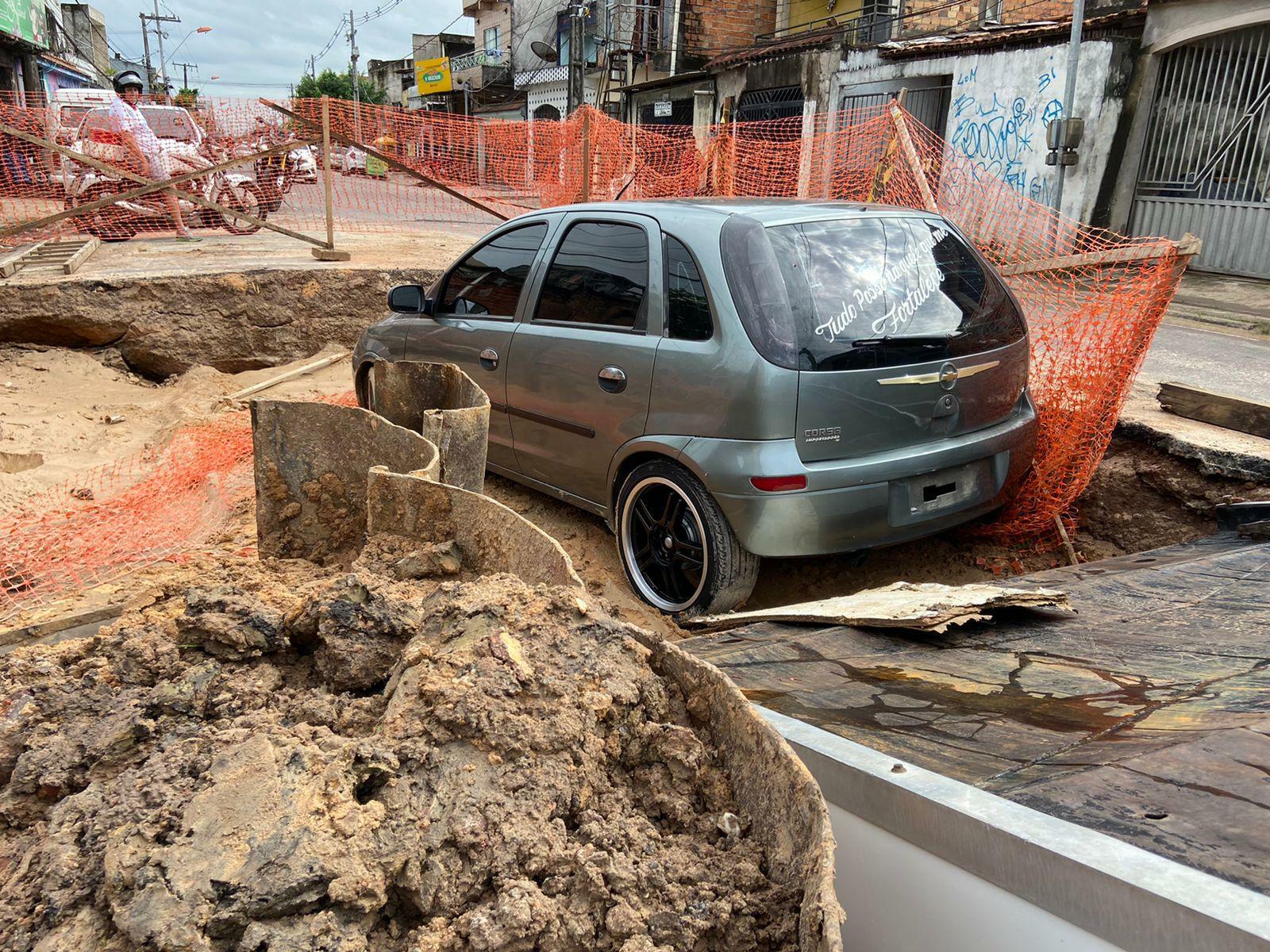Carro cai em buraco de obras da Cosanpa, no bairro da Pedreira - OLiberal.com