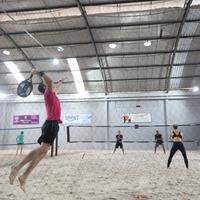 Tênis de praia pode ser praticado mesmo durante o inverno, em arenas cobertas