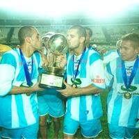 Jogadores do Papão comemorando a conquista da Copa dos Campeões, a terceira da equipe em 2002. O título da Copa dos Campeões garantiu o Paysandu na Libertadores de 2003