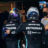 Hamilton é consolado pelo companheiro Valtteri Bottas após derrota em Abu Dhabi