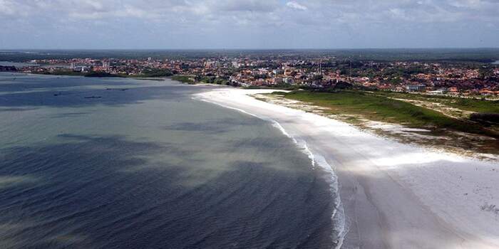 Maçarico é uma praia oceânica, com ondas fortes e amplas faixas de areia