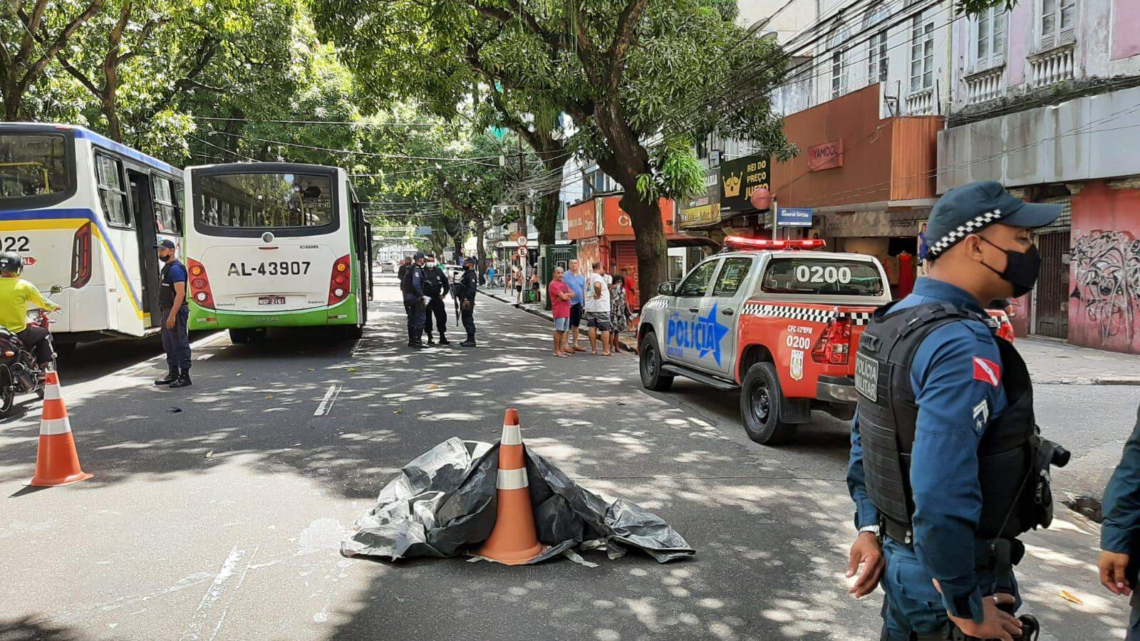 Ônibus passa por cima da cabeça de homem, que morre na hora, na avenida Presidente Vargas