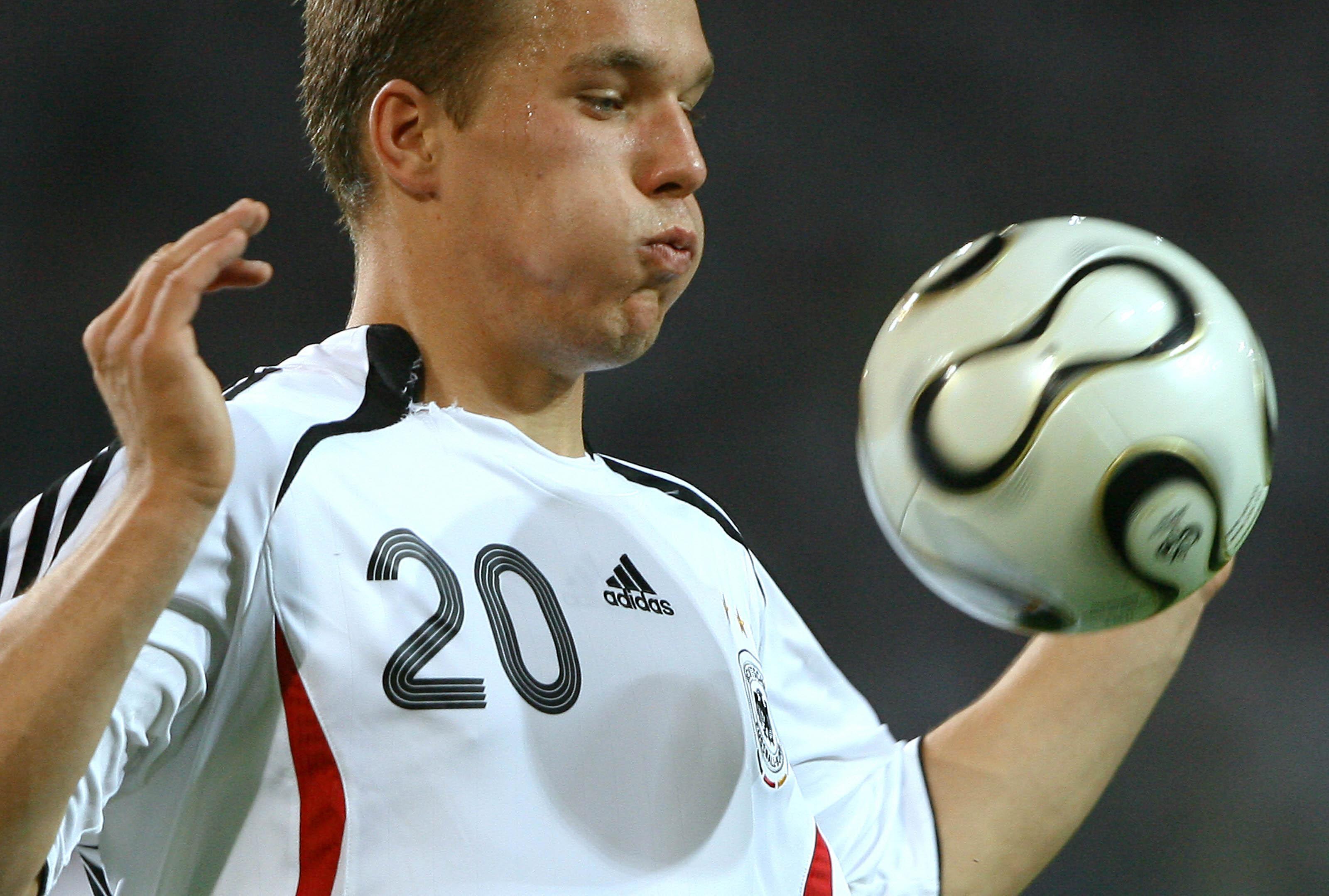 Lukas Podolski anuncia aposentadoria e vira dono de clube da infância na Polônia