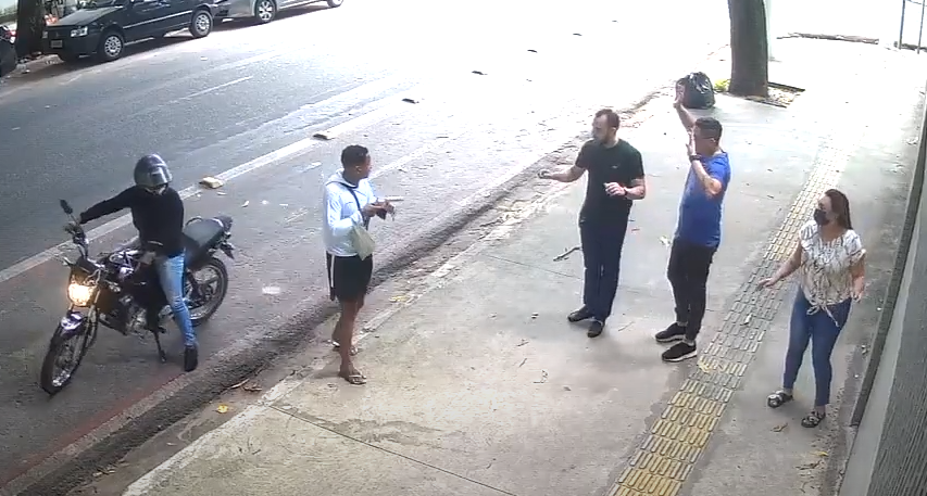 VÍDEO: Em plena luz do dia, casal de assaltantes faz três vítimas na Batista Campos