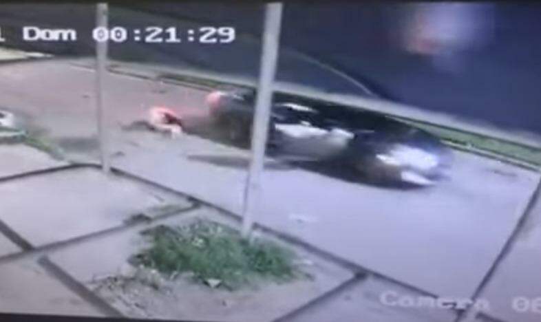 Briga por celular faz homem jogar namorada de carro em movimento