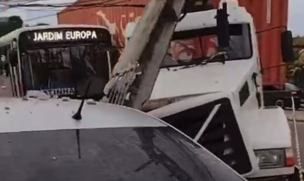 VÍDEO: Acidente com carreta deixa parte da rodovia Mario Covas interditada nesta segunda (3)