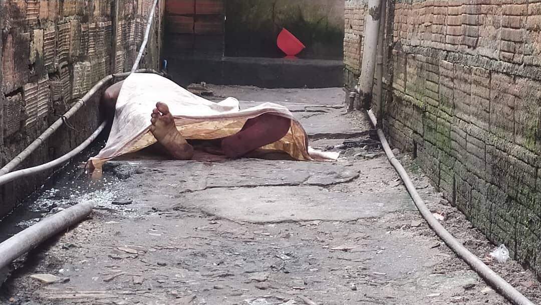 Moradores se deparam com cadáver de vizinho caído em corredor de vila
