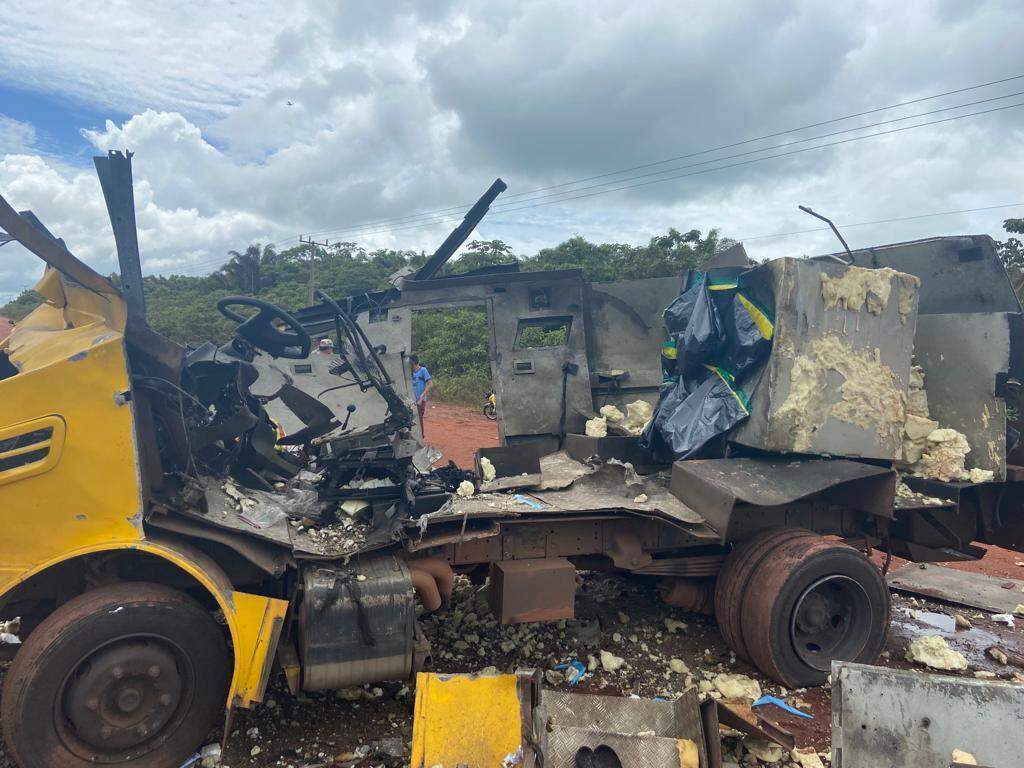 Bandidos explodem carro-forte na BR-308, no nordeste paraense