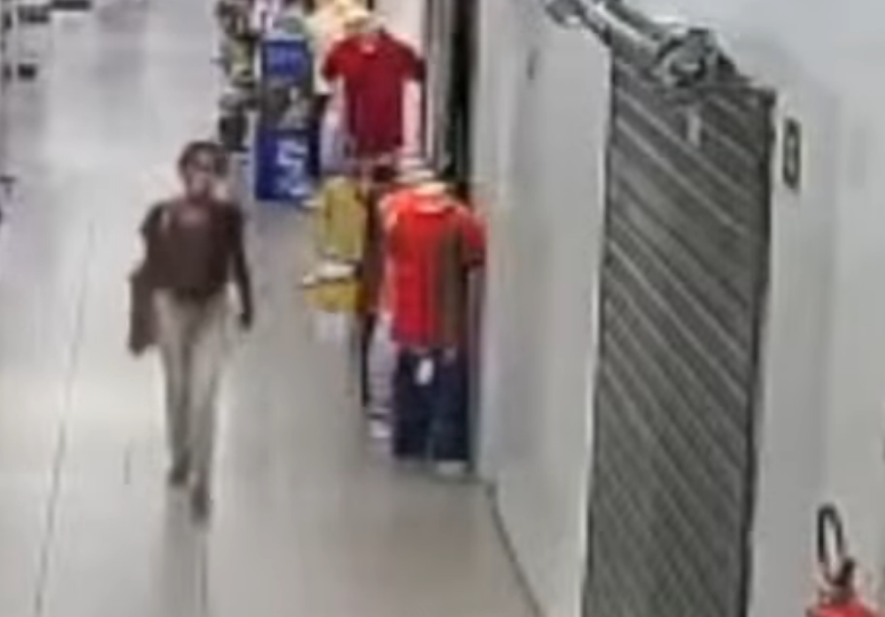 VÍDEO: Idosa é flagrada furtando roupas em galeria da Pedreira