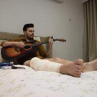 Ao lado do violão, Thiago Costa usa a música como terapia para a recuperação.