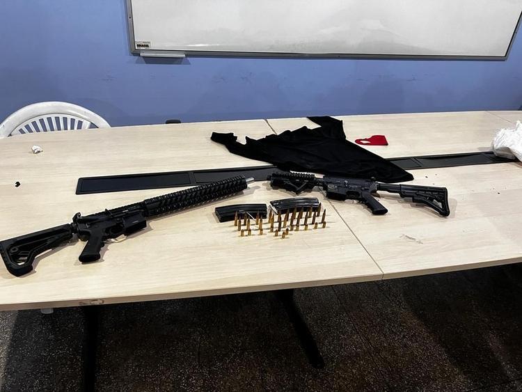 Dentro de um dos veículos abandonados pelos criminosos foram encontradas as armas usadas no atentado