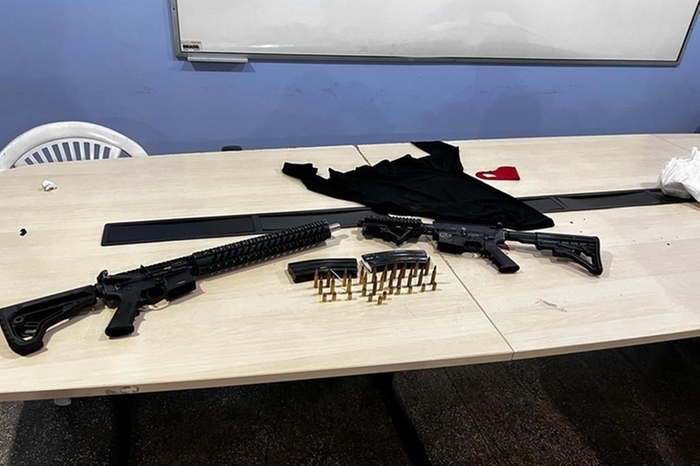 Dentro de um dos veículos abandonados pelos criminosos foram encontradas as armas usadas no atentado