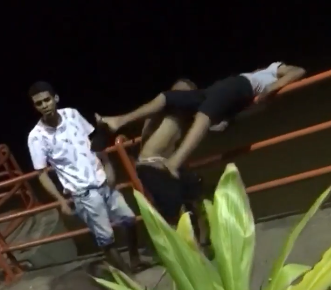 No Pará, homens brigam na rua, trocam socos e um acaba caindo dentro de rio