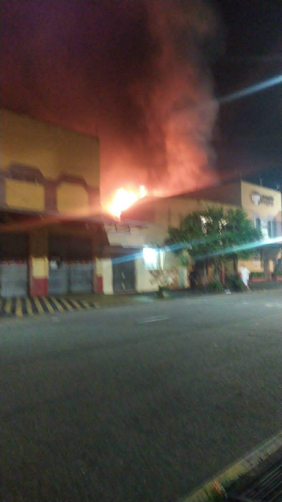 Vídeo: incêndio atinge loja de artigos automotivos, Mercadão das Peças, no Telégrafo, em Belém