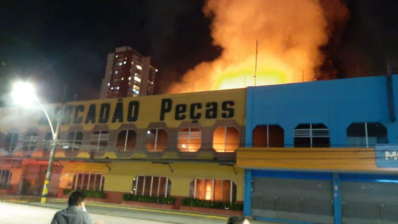Incêndio atinge loja de artigos automotivos, Mercadão das Peças, no Telégrafo, em Belém