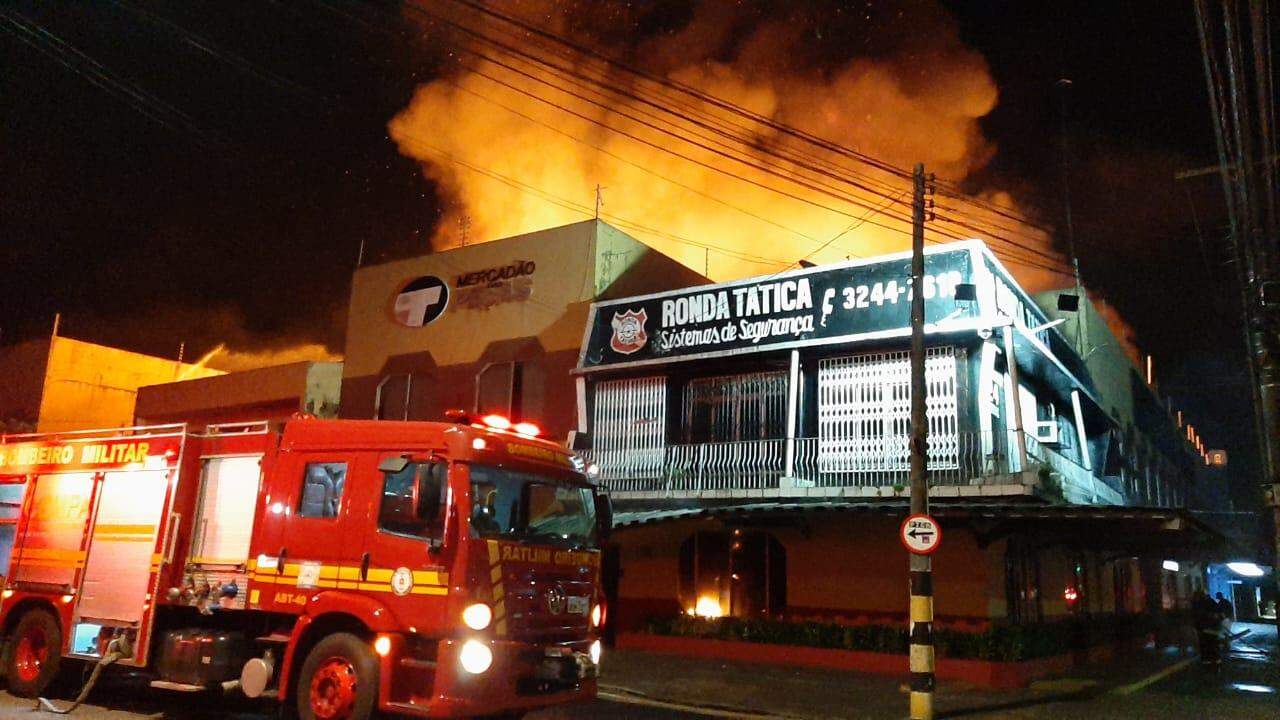 Incêndio continua em loja de peças automotivas no bairro do Telégrafo, em Belém