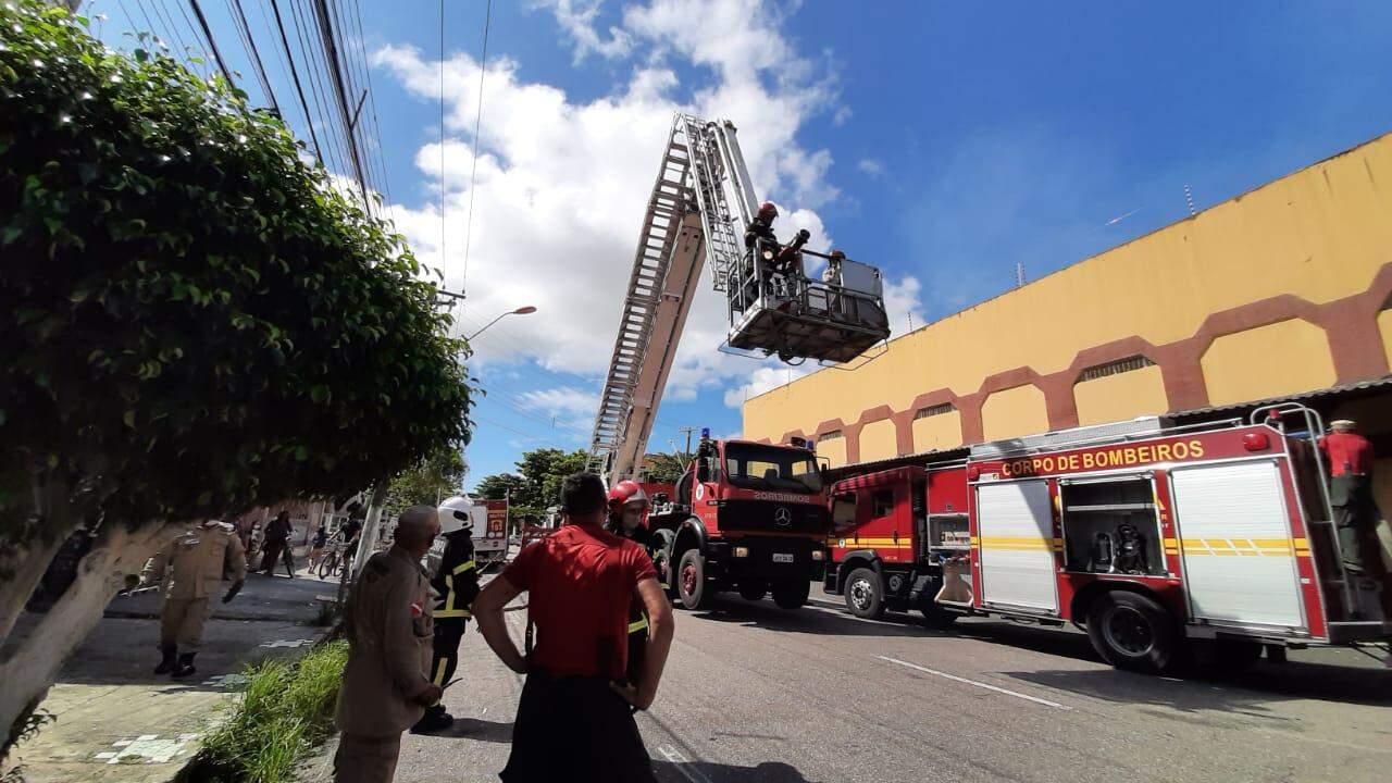 Bombeiros conseguem controlar incêndio em loja no Telégrafo após 15 horas