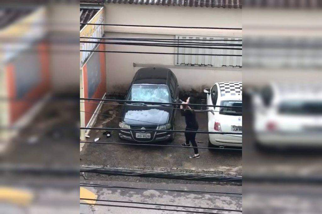 Aos gritos de ‘Zé Piquinha’, mulher destrói carro do companheiro após suposta traição