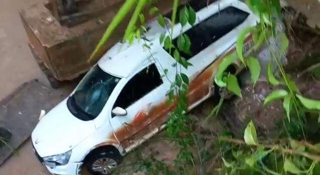 Carro de funerária cai de ponte quando iria remover corpo no Pará; assista