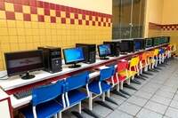 Escola prioriza inovações em seus espaços como o laboratório de informática kids (acima), salas de monitoramento e aplicativos