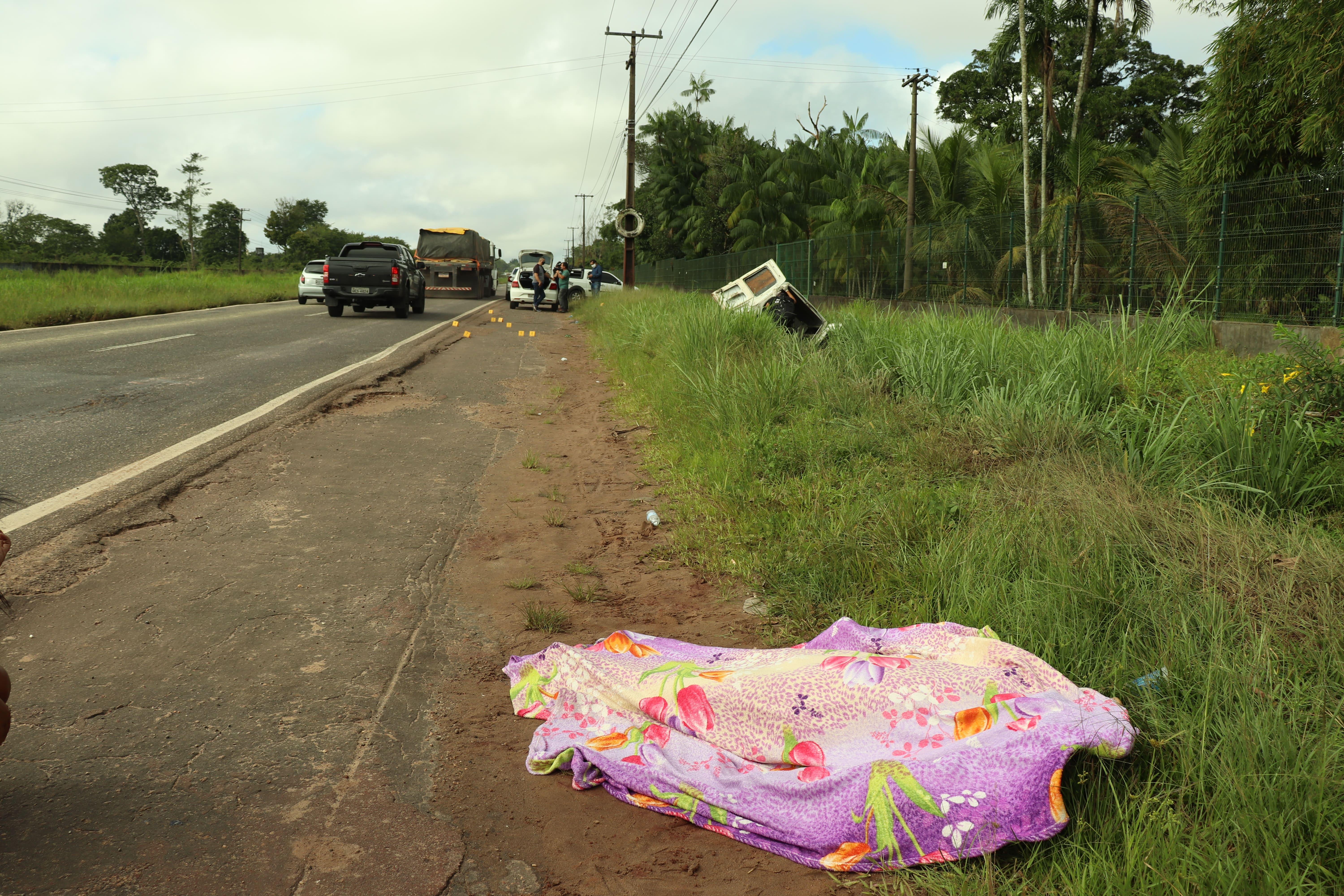 Um homem morreu e o outro ficou ferido após o carro em que estavam ser alvejado, em Benevides