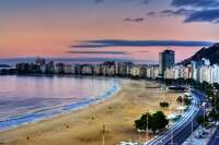 A belíssima praia de Copacabana no Rio de Janeiro é tema de canções, cenário de filmes e também o cartão postal do RJ
