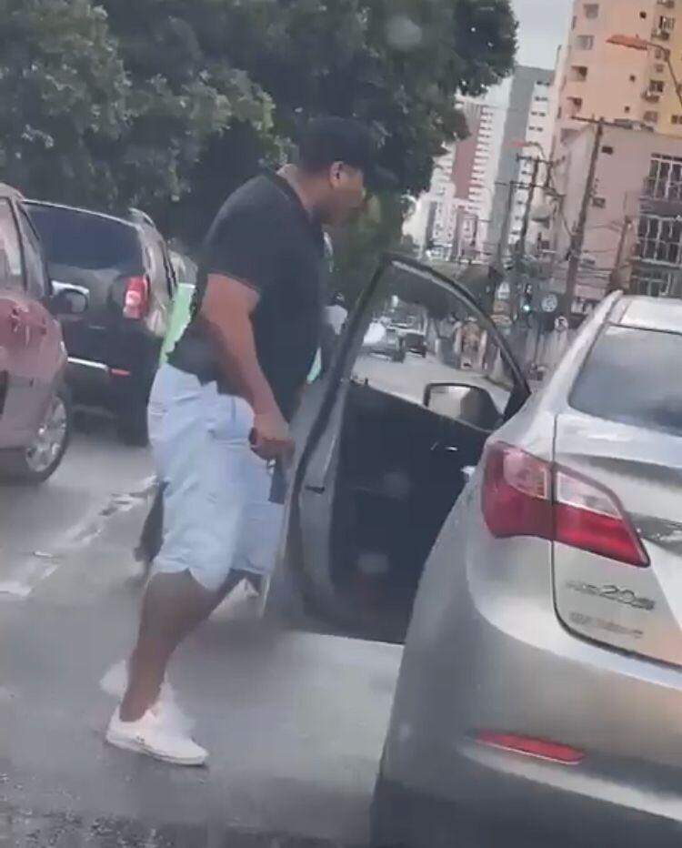 Homem armado ameaça motoboy em Belém; assista