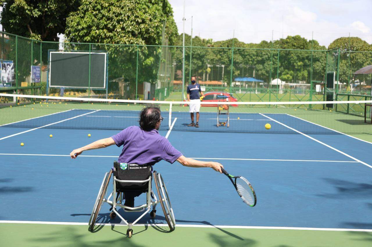 Escolinha de Tênis Cadeiras na Quadra