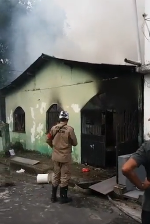 Incêndio destrói casa; mulher acusa a própria cunhada de atear fogo