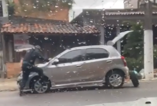 Em Belém, PMs são vistos trocando pneu de carro de idosa durante chuva e boa ação viraliza; assista