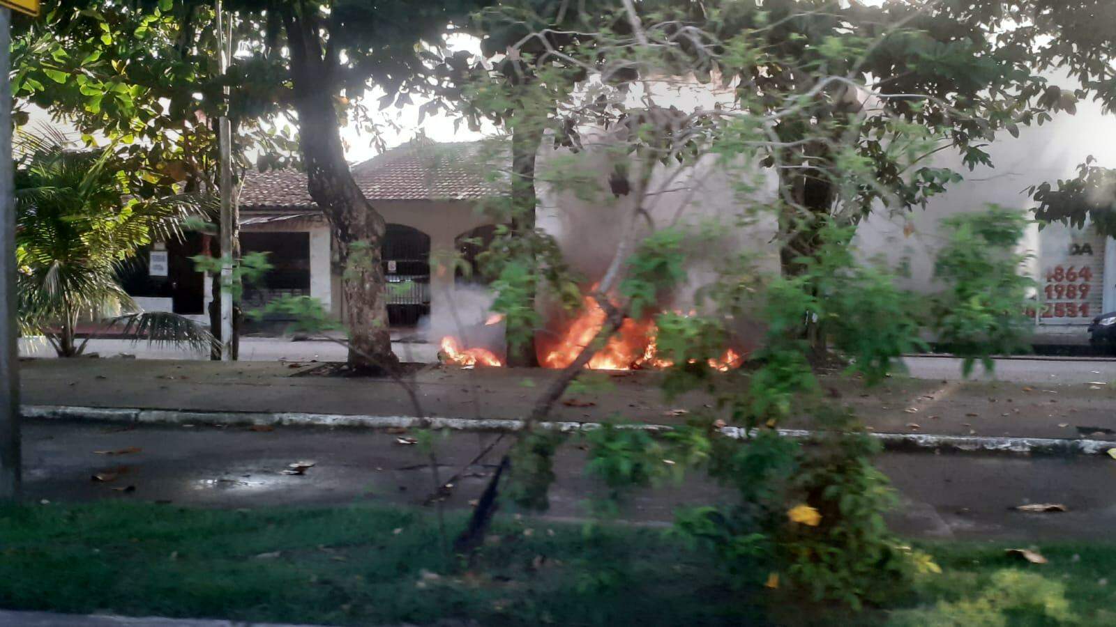 Carro é consumido pelo fogo na avenida Augusto Montenegro, em Belém; vídeo