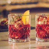 O Negroni foi inventado em 1919 pelo bartender italiano Fosco Scarselli, a pedidos do conde Camillo Negroni