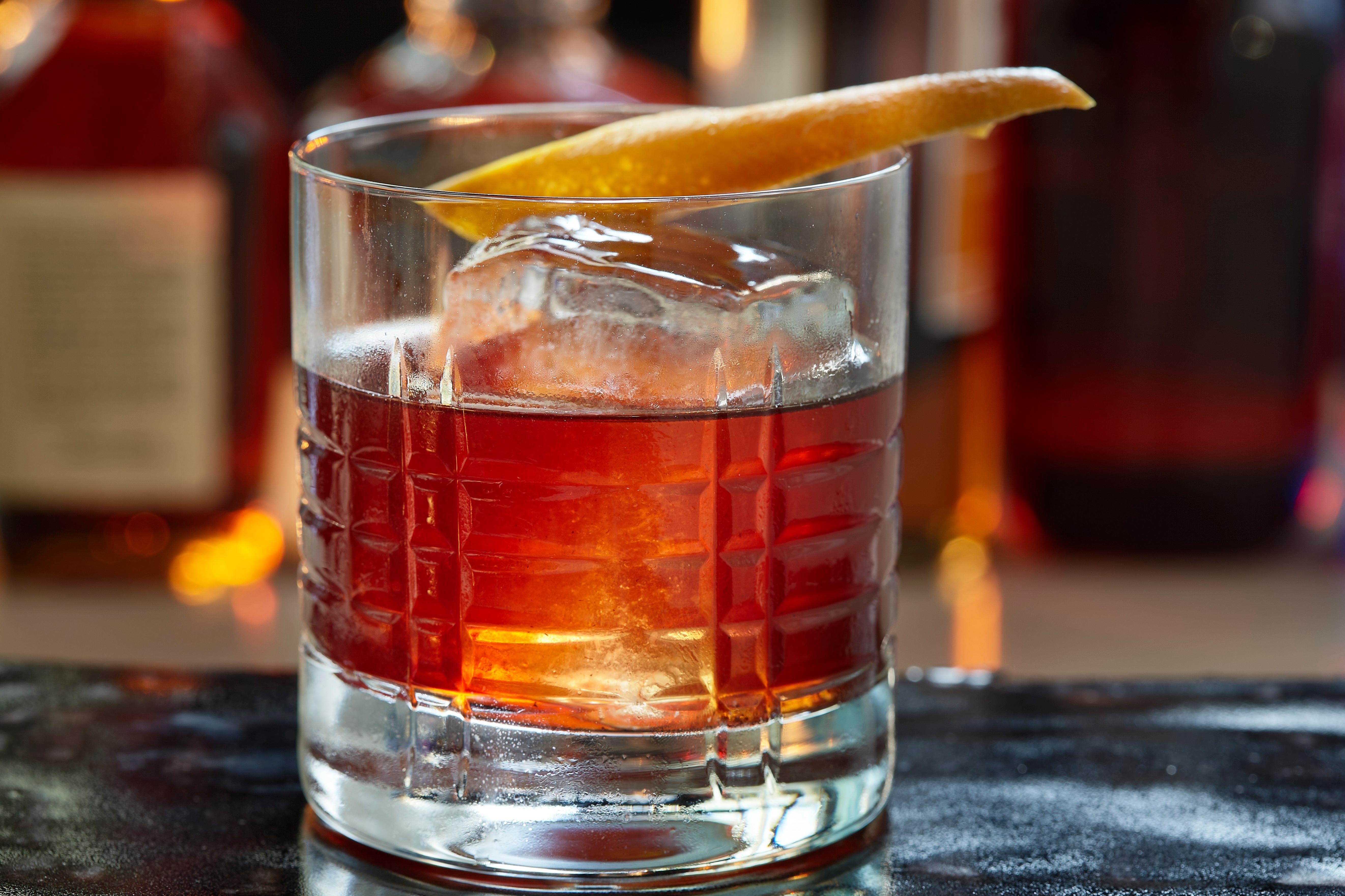 Coquetel: confira como preparar o drink Old Fashioned, feito com whisky ...