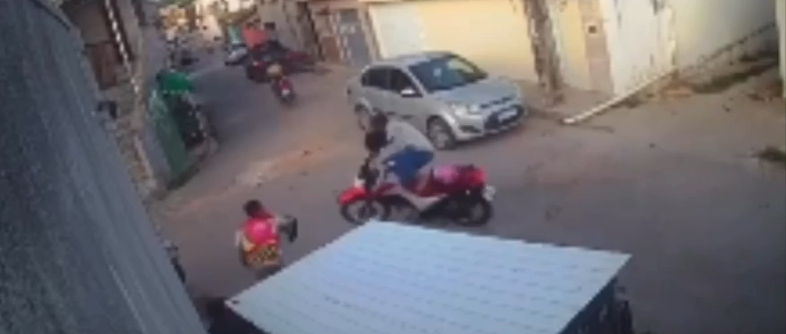 Homem joga capacete na cabeça de ladrão que tentava roubar a moto de mototaxista; assista