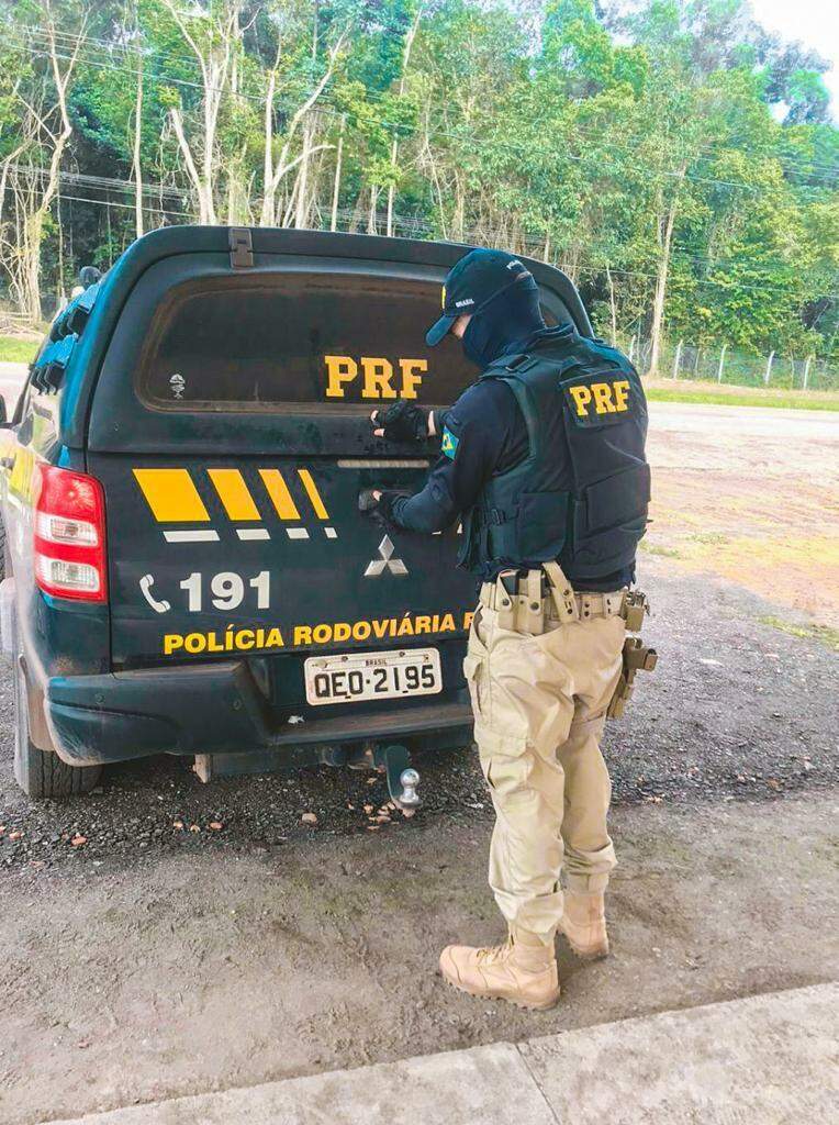 Homem com mandado de prisão por roubo é preso durante ida ao balneário em Santarém