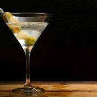 O sabor do vermute se destaca no vodka martini