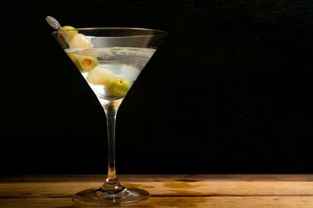 Coquetel: aprenda a fazer o vodka martini, drink preferido de James ...
