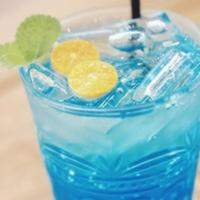 O Lagoa Azul foi criado na década de 60 pelo bartender Andy MacElhone, no Harry's New York Bar, em Paris. Ou seja, este coquetel não tem relação com o filme homônimo da década de 80