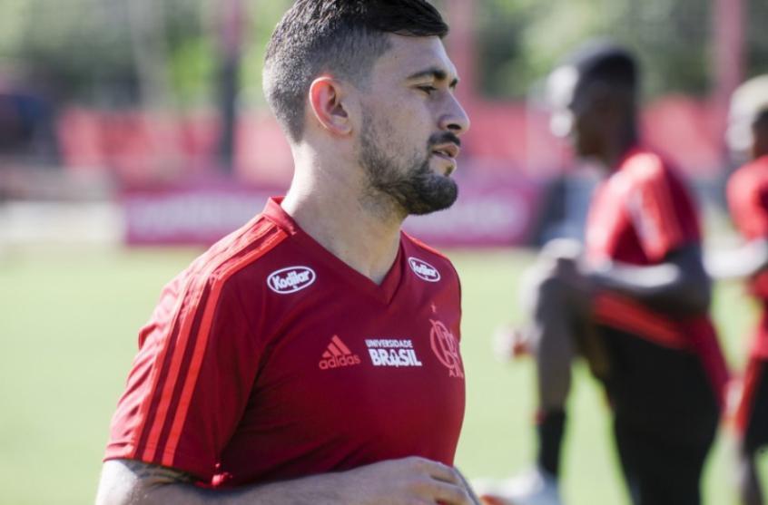 Arrascaeta vai passar por cirurgia após fraturar clavícula em jogo do Flamengo na Libertadores