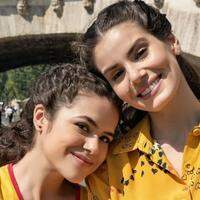 Maisa Silva e Camila Queiroz interpretam Anita na série De Volta aos 15