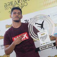Leony Pinheiro com o troféu Breaking do Verão