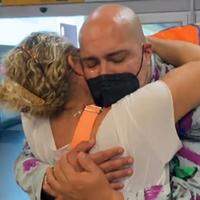 Tiago Abravanel abraça a mãe no aeroporto