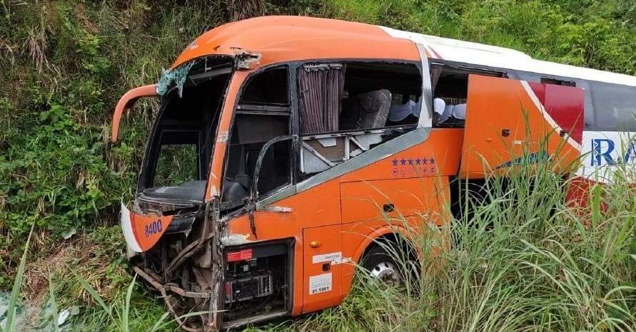 Ônibus que saiu de Parauapebas com destino a Teresina, no Piauí, cai em ribanceira e deixa passageiros feridos